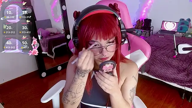 larah uwu online show from October 3, 2025, 7:33 pm