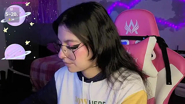 larah uwu online show from April 16, 2026, 6:30 pm