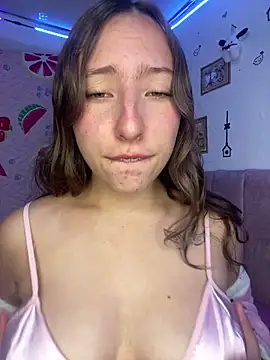 Snapshot of Tiara_19 chatting on October 1, 2025, 11:00 pm Tiara 19 online show from October 1, 2025, 11:00 pm