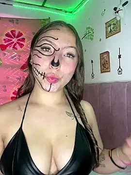 Snapshot of Tiara_19 chatting on October 28, 2025, 4:09 pm Tiara 19 online show from October 28, 2025, 4:09 pm