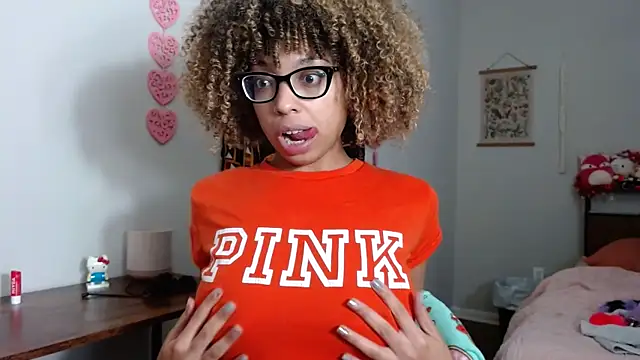 Snapshot of Cherribombzz chatting on February 17, 2026, 7:53 pm Cherribombzz online show from February 17, 2026, 7:53 pm