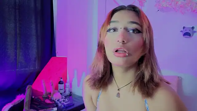 zoelight18 online show from October 14, 2025, 6:42 pm