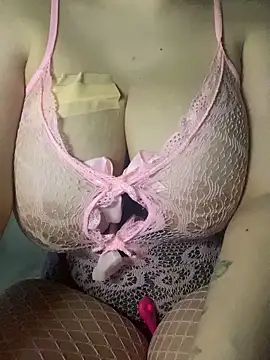 Snapshot of emiliafrancaise chatting on February 14, 2026, 6:48 pm emiliafrancaise online show from February 14, 2026, 6:48 pm