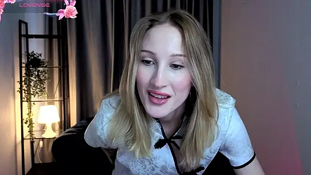 Snapshot of BiancaHelo chatting on October 9, 2025, 2:26 pm BiancaHelo online show from October 9, 2025, 2:26 pm