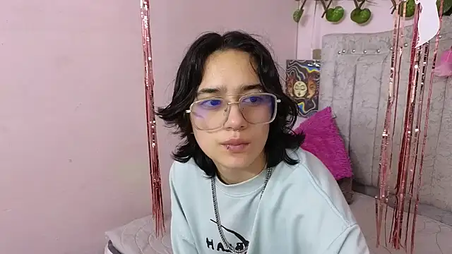 katalinathxandbritney1 online show from October 3, 2025, 8:28 pm