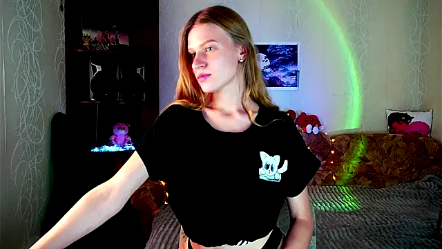 Snapshot of Luntryy chatting on October 6, 2025, 10:23 am Luntryy online show from October 6, 2025, 10:23 am