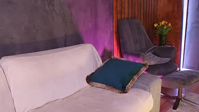 QueenMarX online show from April 7, 2026, 3:34 pm