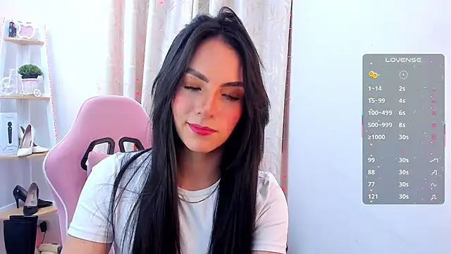 sarah saenz  online show from October 9, 2025, 3:37 am