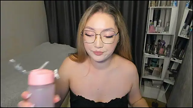 lyra x online show from March 7, 2026, 8:17 pm