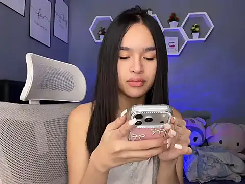 lelasohna online show from November 19, 2025, 1:33 pm