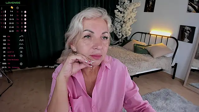 Snapshot of LiliaMoons chatting on September 9, 2025, 11:21 am LiliaMoons online show from September 9, 2025, 11:21 am