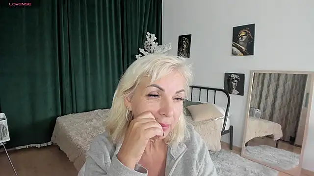 Snapshot of LiliaMoons chatting on October 13, 2025, 11:32 am LiliaMoons online show from October 13, 2025, 11:32 am