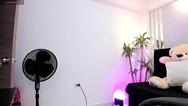 lily cash1 online show from December 20, 2025, 2:24 pm