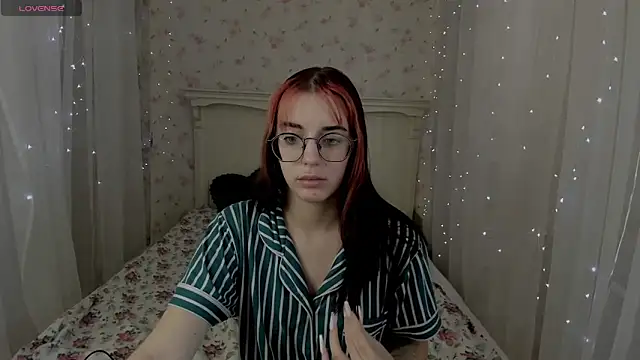 Leia Moreno online show from October 9, 2025, 3:04 am