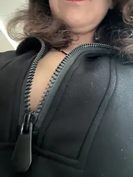 anna yngs online show from February 10, 2026, 3:43 am