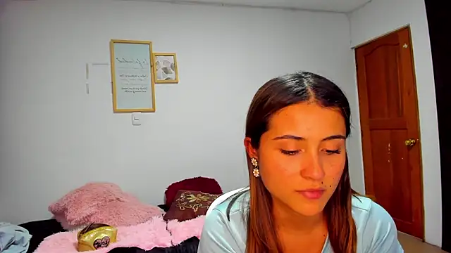 Ana  Pink online show from October 4, 2025, 12:30 am