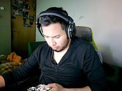 Doggo05 online show from November 30, 2025, 8:24 pm