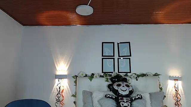 Snapshot of Megan_05_ chatting on November 10, 2025, 7:35 pm Megan 05 online show from November 10, 2025, 7:35 pm