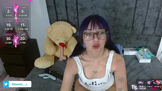 Snapshot of Littlee_Bunny_ chatting on October 15, 2025, 10:37 am Littlee Bunny online show from October 15, 2025, 10:37 am