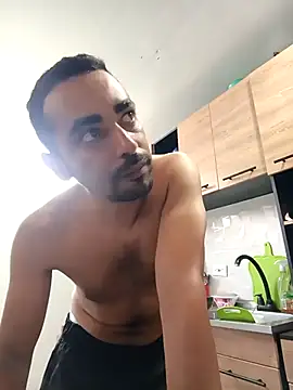 stivenlujan69 online show from February 12, 2026, 6:36 pm