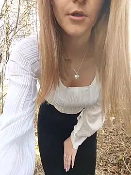 Snapshot of YOOUR_EVAA chatting on November 9, 2025, 9:18 am YOOUR EVAA online show from November 9, 2025, 9:18 am