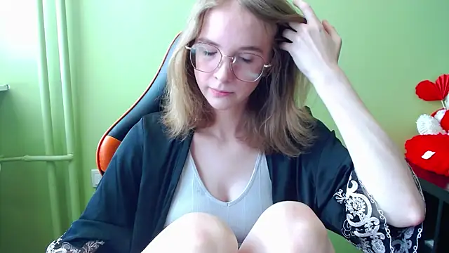 juicyPenny online show from April 17, 2026, 6:27 am