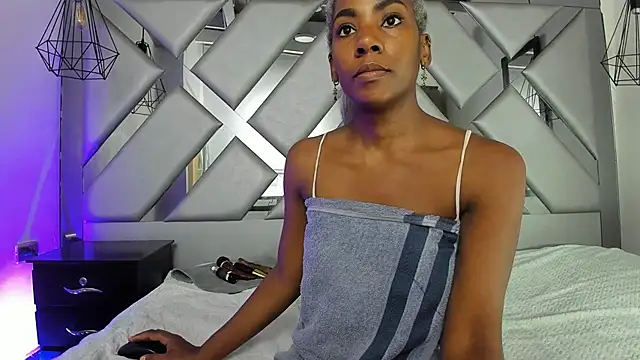 Lorenn Hill online show from December 15, 2025, 1:59 pm