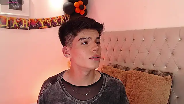 Dulcey  online show from October 17, 2025, 4:04 am