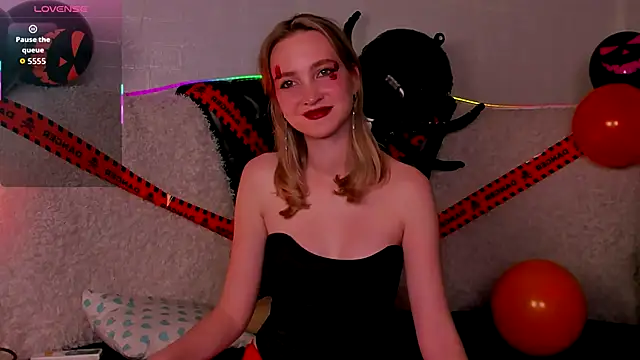 Snapshot of EllaBloom chatting on October 31, 2025, 4:08 pm EllaBloom online show from October 31, 2025, 4:08 pm