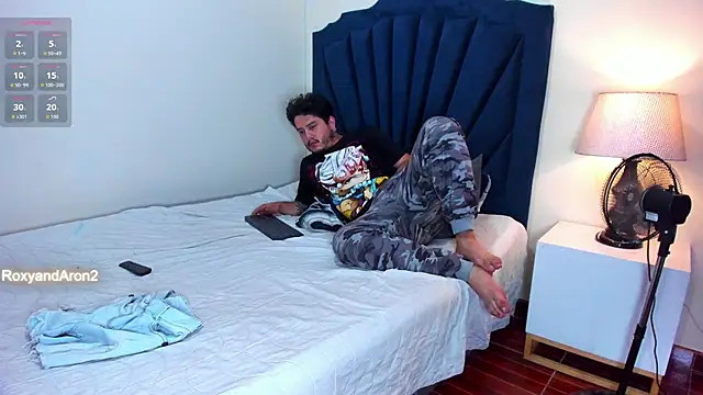 Snapshot of RoxyandAron2 chatting on March 4, 2026, 6:25 pm RoxyandAron2 online show from March 4, 2026, 6:25 pm