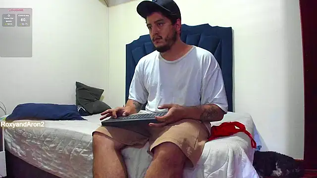 Snapshot of RoxyandAron2 chatting on March 9, 2026, 2:21 pm RoxyandAron2 online show from March 9, 2026, 2:21 pm