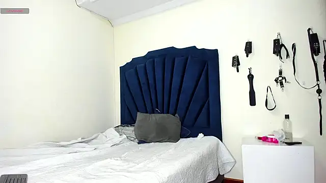 Snapshot of RoxyandAron2 chatting on March 18, 2026, 1:58 pm RoxyandAron2 online show from March 18, 2026, 1:58 pm