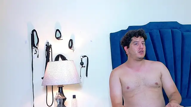 Snapshot of RoxyandAron2 chatting on April 1, 2026, 1:41 pm RoxyandAron2 online show from April 1, 2026, 1:41 pm