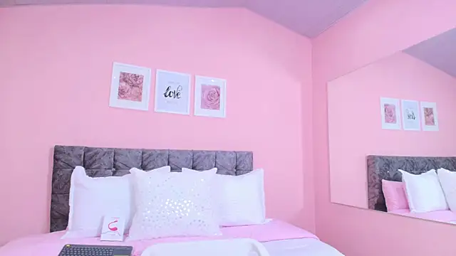 Snapshot of maddie_beauty chatting on October 9, 2025, 9:35 pm maddie beauty online show from October 9, 2025, 9:35 pm