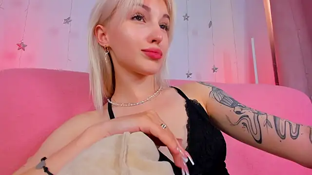 Snapshot of LisaFoxyMe chatting on June 14, 2026, 2:24 am LisaFoxyMe online show from June 14, 2026, 2:24 am