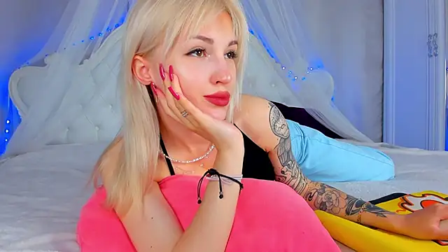 Snapshot of LisaFoxyMe chatting on June 16, 2026, 1:19 am LisaFoxyMe online show from June 16, 2026, 1:19 am