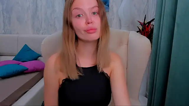 Snapshot of LaurennHill chatting on September 19, 2025, 12:12 am LaurennHill online show from September 19, 2025, 12:12 am