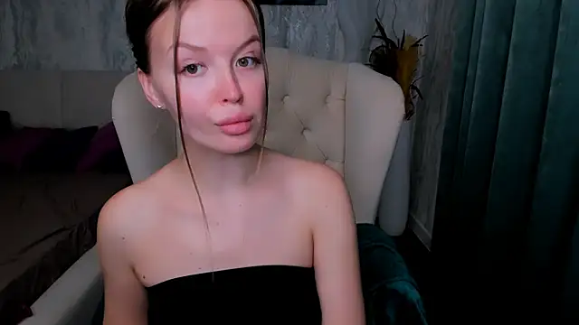 Snapshot of LaurennHill chatting on October 13, 2025, 12:21 am LaurennHill online show from October 13, 2025, 12:21 am