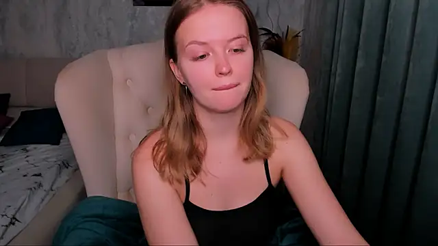 Snapshot of LaurennHill chatting on October 25, 2025, 12:18 am LaurennHill online show from October 25, 2025, 12:18 am