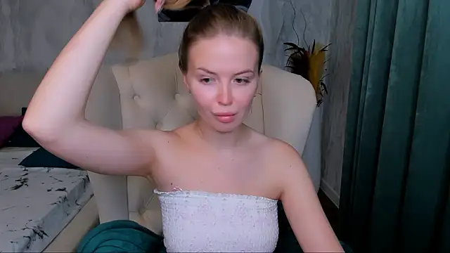 Snapshot of LaurennHill chatting on October 26, 2025, 12:16 am LaurennHill online show from October 26, 2025, 12:16 am