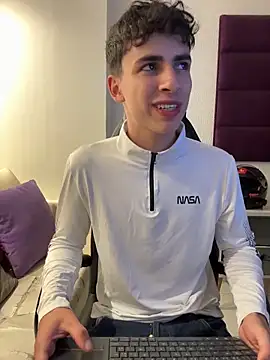 AdrianRinaldi online show from December 4, 2025, 8:17 pm