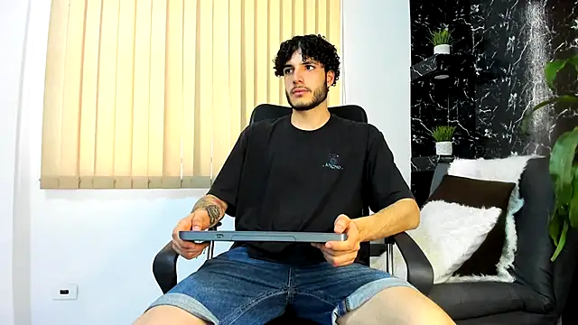 Snapshot of Rafael_Mendezz chatting on November 7, 2025, 9:04 pm Rafael Mendezz online show from November 7, 2025, 9:04 pm