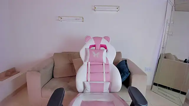 Snapshot of april_smiith chatting on October 24, 2025, 12:12 pm april smiith online show from October 24, 2025, 12:12 pm