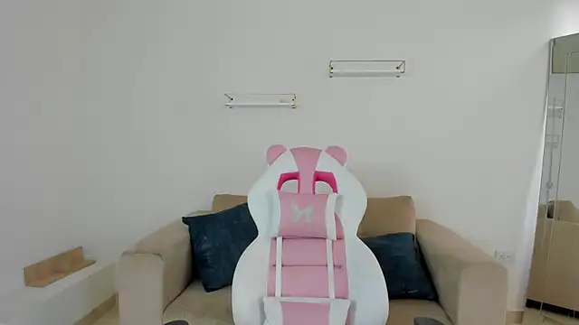 Snapshot of april_smiith chatting on November 6, 2025, 12:17 pm april smiith online show from November 6, 2025, 12:17 pm