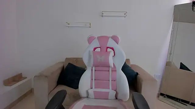 april smiith online show from December 1, 2025, 4:12 pm