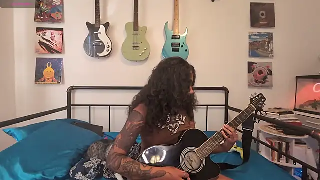 onlystrings online show from April 1, 2026, 9:12 pm