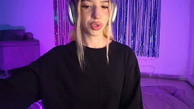 Snapshot of Alina_Lee_t chatting on November 9, 2025, 1:26 am Alina Lee t online show from November 9, 2025, 1:26 am