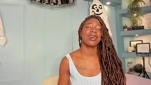 Snapshot of MichellePose chatting on October 4, 2025, 12:36 pm MichellePose online show from October 4, 2025, 12:36 pm