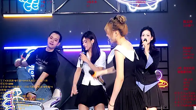 EYgirl222 online show from October 7, 2025, 8:11 am