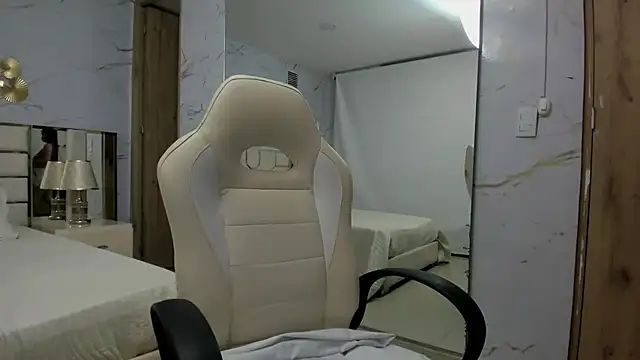 BabyAngel18  online show from October 28, 2025, 3:32 am